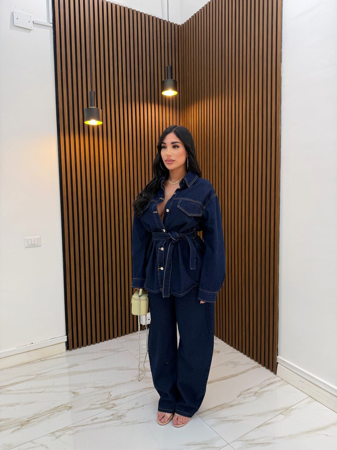 CORDINATO IN DENIM CON CINTURA SCURO